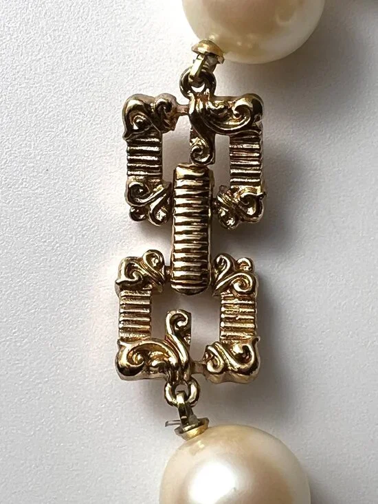 GIVENCHY Vintage Pearls Baroque Square Pendant Large White Necklace - Picture 8 of 16